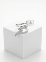SAMAYRNG2026170 Pearl and Pavé crystal ring